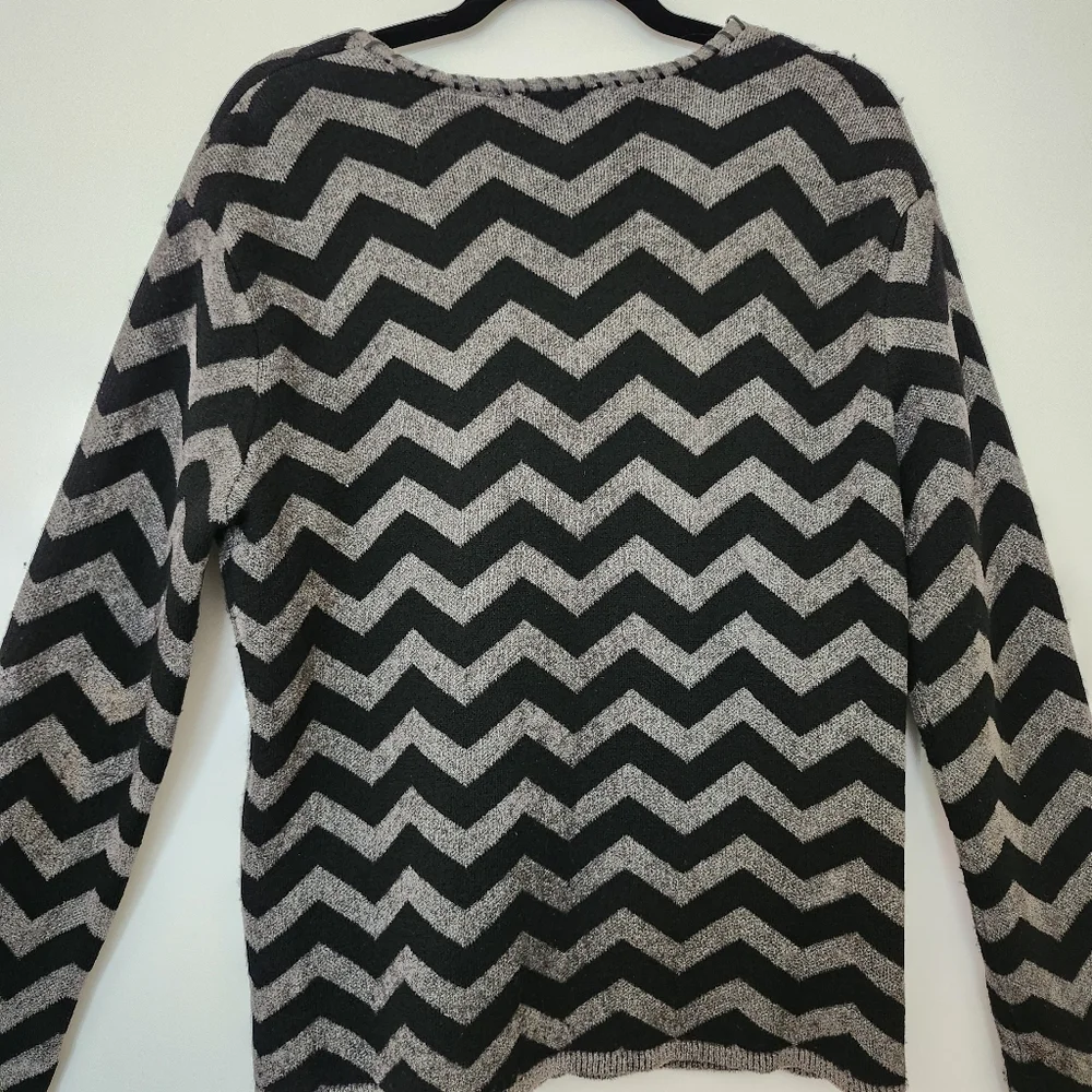 Vintage‎ Dana Buchman Wool V-Neck Cardigan Sweater Chevron Leather Detail Flawed